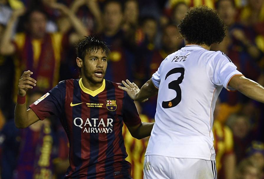 Nel parapiglia interviene anche Pepe. L&#39;arbitro ammonisce lui e Neymar. Afp